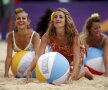 Majoretele de la beach-volley în acțiune (foto: Reuters)