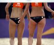 Majoretele de la beach-volley în acțiune (foto: Reuters)