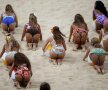 Majoretele de la beach-volley în acțiune (foto: Reuters)
