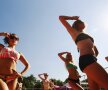 Majoretele de la beach-volley în acțiune (foto: Reuters)