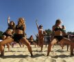 Majoretele de la beach-volley în acțiune (foto: Reuters)
