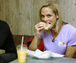 Mici mofturi. Dara Torres, fostă medaliată olimpică la înot, şi-a permis un popas la un restaurant fast-food