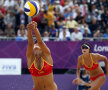 Atracţie maximă. Meciurile feminine de volei pe plajă cheamă la ele spectatori numeroşi. Fetele sînt arătoase, iar sportul e spectaculos