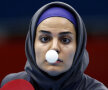 Ochi în cruciş şi basma. Neda Shahsavari joacă tenis de masă cu capul înfăşurat. Legea din Iran o obligă