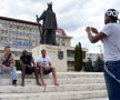 Varela i-a fotografiat pe Dias, Caue și Reis (de la stînga la dreapta) la statuia lui Ștefan cel Mare