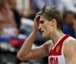 Tăiat sub coş
Kirilenko, starul din NBA al echipei Rusiei de baschet, a fost tăiat deasupra ochiului în luptele dure date sub panou