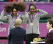 Campioana cu părul în vînt
Serena Williams are aur şi la simplu, şi la dublu feminin. Acum, campioana îşi poate lăsa pletele în bătaia vîntului