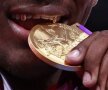 Totul e de aur în Cuba :)
Cubanezul Mijain Lopez Nunez a cucerit aurul la greco-romane, 120 kg. Şi muşcă medalia cu caninii săi de aur
Foto: Reuters