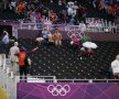 Hei, voi ce faceţi aici?
Toată lumea rîde de striperii de ocazie, mai puţin un steward (stînga, cu vesta Jocurilor Olimpice), care gesticulează nervos spre cei trei curajoşi
Foto: Reuters