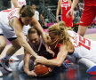 Luptă de fete. Uneori, şi baschetul este sport extrem. Mai exact, fetele îl fac aşa