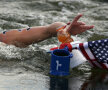 Zombie însetat. Aceasta este mîna americancei Haley Anderson, care primeşte o sticlă cu băutură, în timpul probei de 10 km maraton