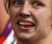 Zîmbetul roşu. Iulia Ratkevici (Azerbaidjan), bronz la lupte, 55kg, mai poate zîmbi după o luptă teribilă cu rusoaica Jolobova // Foto: Reuters