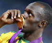 Usain Bolt şi una din medaliile obţinute la Londra. // Foto: Reuters