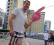 Lucian Bute a luat de la un voluntar unul dintre semnele cu care-i ghidează pe turişti
