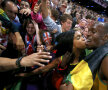 O jamaicană nu-l scapă pe Usain. Un sărut feroce după cursă // Foto: Reuters