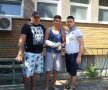 FOTO: Facebook / În centru, suporterul căruia i-au fost tăiate tendoanele, iar în stînga este cel care i-a salvat viaţa, legînd acel fular în loc de garou