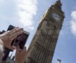 Octavian Belu
încercînd să prindă
Big Ben-ul în poză Foto: Raed Krishan