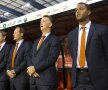 Louis van Gaal (al doilea din dreapta, lîngă secundul Kluivert) cîntă puternic Wilhelmus, considerat cel mai vechi imn naţional
Foto: Reuters