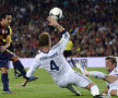 Doi jucători blanco, Sergio Ramos (nr. 4) şi Coentrao, plonjează ca nişte kamikaze în faţa mingii lui Xavi // Foto: AP/Rompres
