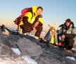 Cei doi alpinişti români, în vîrful muntelui.