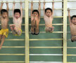 FOTO Aşa scoate China campioni! » Gimnastica în durere şi grimase
