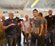 FOTO EXCLUSIV Mutu primit ca un împărat în Corsica! » 300 de suporteri l-au aşteptat pe aeroport