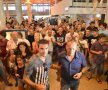 FOTO EXCLUSIV Mutu primit ca un împărat în Corsica! » 300 de suporteri l-au aşteptat pe aeroport