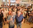 FOTO EXCLUSIV Mutu primit ca un împărat în Corsica! » 300 de suporteri l-au aşteptat pe aeroport