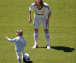 Şi viitorul familiei Modrici se leagă de Real Madrid: Ivano, puştiul mijlocaşului, se îndreaptă cu mingea la picior spre tatăl său // Foto: Reuters