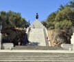 Statuia lui Bonaparte păzeşte insula şi e reprodusă cu mîndrie în tot centrul oraşului Ajaccio