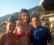 Larisa Iordache şi Diana Bulimar, la Agios Gordios Beach, în insula Corfu, împreună cu o admiratoare