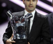 Andres Iniesta, 28 de ani, şi trofeul cucerit // Foto: Reuters