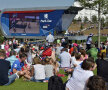 În parcul olimpic, spectatorii care nu au prins bilet, urmăresc întrecerile pe un ecran uriaş