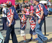 Suporteri îmbrăcaţi în steagul Marii Britanii, aşteptînd intrarea pe stadion