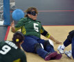O poză de la goalball, un fel de fotbal jucat de nevăzător