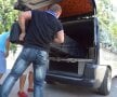 Henry, urcat pentru a fi
transportat la aeroport. Avea
să fie întors peste 30 de minute