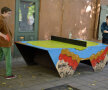 Partidele de ping-pong se joacă pe mese viu colorate