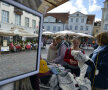 Turişti în oglindă: unii la terasă, alţii la cumpărături