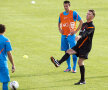 Van Gaal arătîndu-i lui Van Persie cum se loveşte mingea :)