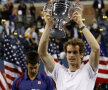 Andy Murray ridică primul trofeu de Mare Şlem al carierei, US Open 2012, iar Novak Djokovici studiază tava finalistului // Foto: Reuters