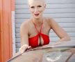 VIDEO & FOTO Un iepuraş Playboy ne arată cum se spală un Aston Martin DB9 :D