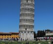 Un moment de respiro la poalele turnului din Pisa