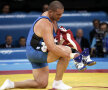 Rulon Gardner la JO din 2004, în momentul în care îşi părăseşte pantofii pe saltea, în semn de retragere din lumea sportului