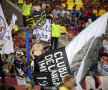 FOTO Pledoarie pentru stadion, nu pentru televizor! » Reportaj inedit făcut la derby: o repriză în tribune, cealaltă la TV