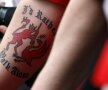 Un tatuaj care vorbește de la sine despre ura dintre fani. Un diavol
ucide un cormoran și inscripția “Prefer să merg singur”, aluzie la
imnul lui Liverpool, “Niciodată nu vei fi singur”