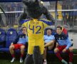 Mascota galben-albaștrilor, Lupino, s-a întreținut cu steliștii Martinovici și Costea, pînă să înceapă derby-ul