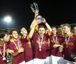 Claudiu Bumba ridică deasupra capului primul trofeu cîștigat cu "tineretul" lui AS Roma, Supercupa Italiei, succes obținut în septembrie