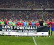 Jucătorii celor două echipe s-au fotografiat împreună cu un banner antirasism