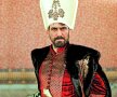 FOTOMONTAJ GSP / Pițurcă în postura lui Suleyman Magnificul, conducător al Imperiului Otoman de la începutul secolului al XVI-lea și personaj al telenovelei difuzată de Kanal D, producție care face furori în România 