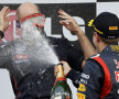 Adrian Newey, directorul tehnic al celor de la Red Bull, a venit cu ochelari de scufundări pentru baia de şampanie oferită cu mare bucurie de Sebastian Vettel